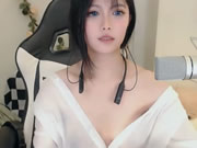 攝影機女孩在直播性愛表演中