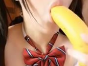 無毛白虎逼逼漂亮妹子舔香蕉