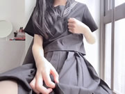 清純小美女剛發育好的奶子和白虎美穴水晶棒插入自慰出水